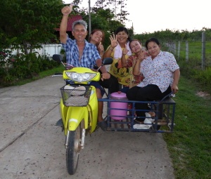 menschengruppe auf seitenwagen-moped die lacht